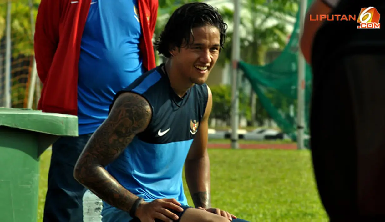 Irfan Bachdim bersantai usai latihan di Lapangan Inspen, Putrajaya, Malaysia. jumat 30 November 2012.
