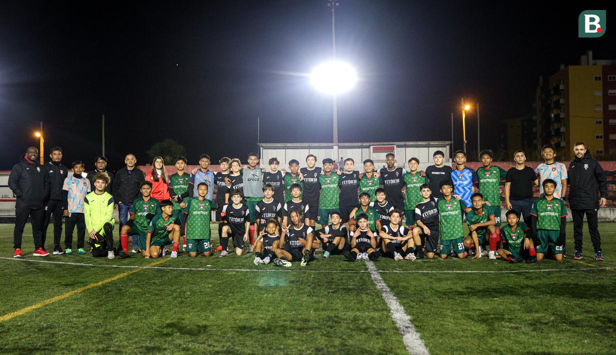 Para pemain pelatih serta seluruh staff dari Korea-Korea Selecao dan Vitoria Clube de Lisboa berfoto bersama usai laga ujicoba yang berlangsung pada Selasa (26/11/2024).