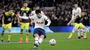 Pemain Tottenham Hotspur Son Heung-min mencetak gol ke gawang Southampton pada pertandingan ulangan babak keempat Piala FA di Tottenham Hotspur Stadium, London, Inggris, Rabu (5/2/2020). Tottenham Hotspur menang 3-2. (AP Photo/Kirsty Wigglesworth)