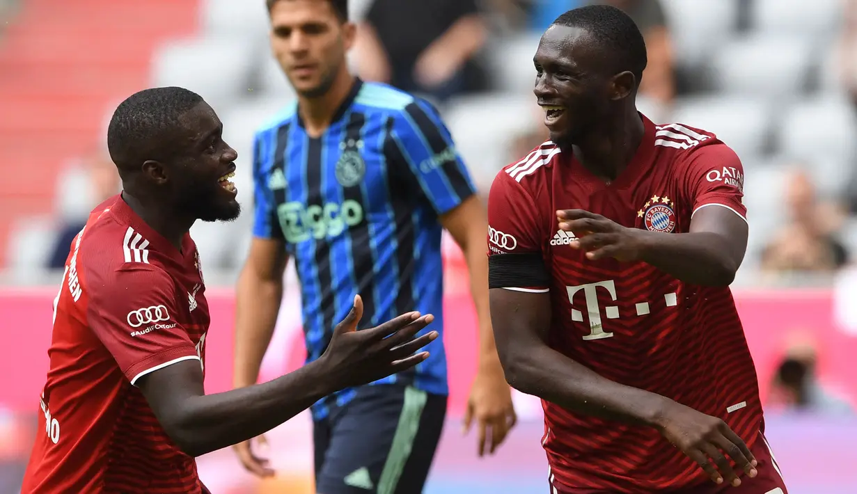 Dayot Upamecano (kanan) direkrut oleh Bayern Munchen untuk menggantikan bek tengah andalannya yang hengkang pada bursa transfer musim panas lalu, yaitu Jerome Boateng dan David Alaba. Pemain 23 tahun tersebut mampu tampil apik dan solid di lini belakang Bayern Munchen. (AFP/Christof Stache)
