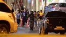 Tentara mengawal pengunjung yang keluar dari mal Terminal 21 Korat saat terjadi penembakan di Nakhon Ratchasima, Thailand, Minggu (9/2/2020). Seorang tentara tanpa alasan jelas memberondong tembakan di mal Terminal 21 Korat. (AP Photo/Sakchai Lalitkanjanakul)