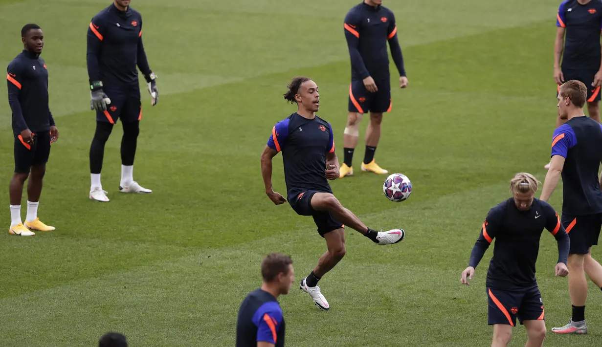 Penyerang RB Leipzig, Yussuf Poulsen (tengah) bersama rekan-rekannya saat mengikuti sesi latihan di stadion Luz di Lisbon (17/8/2020). Leipzig akan bertanding melawan PSG pada semifinal Liga Champions. (AP Photo/Manu Fernandez, Pool)