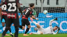 Pemain AC Milan, Christian Pulisic, mencetak gol ke gawang Napoli dalam lanjutan Liga Italia 2025/2026 di Stadion San Siro, Senin, (29/9/2025). (AP Photo/Luca Bruno)