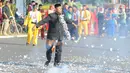 Pak Makmur melakukan atraksi "manusia petasan" dalam kegiatan budaya betawi palang pintu saat Lebaran Depok 2022 di Perumahan Shila Sawangan, Depok, Minggu (5/6/20222). Festival kebudayaan Lebaran Depok yang berlangsung 3 hari menampilkan berbagai  kegiatan pengenalan dan pelestarian budaya Kota Depok. (merdeka.com/Arie Basuki)