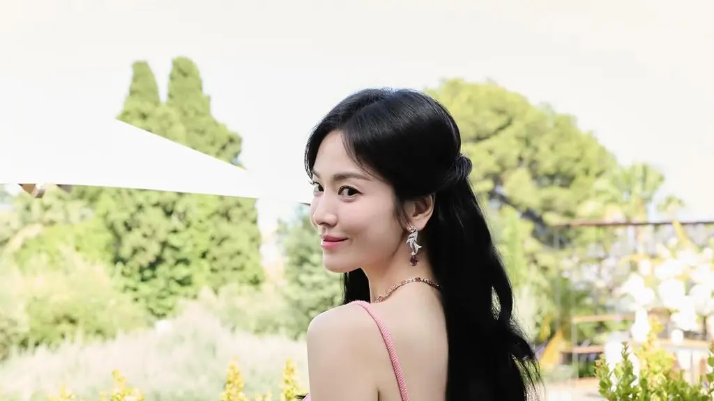 Song Hye Kyo terlihat makin elegan dengan rambut panjang yang ditata dengan half updo berponi [@kyo1122]