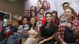 Penyanyi Krisdayanti dan Rossa menunjukkan album original soundtrack Ayat Ayat Cinta 2 saat jumpa pers di Jakarta, Senin (4/12). Album tersebut berkolaborasi dengan Rossa, Krisdayanti serta Raisa dan lain-lainnya. (Liputan6.com/Herman Zakharia)