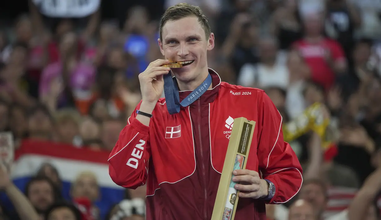 Tunggal putra Denmark, Viktor Axelsen merebut medali emas pada Olimpiade Paris 2024 setelah mengalahkan tunggal putra Thailand, Kunlavut Vitidsarn dengan dua gim langsung, 21-11, 21-11. (AP Photo/Dita Alangkara)