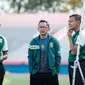 Tim pelatih Persebaya Surabaya Uston Nawawi, Aji Santoso, dan 'Bejo' Sugiantoro. (Dok Persebaya)