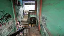 Seorang wanita menuruni tangga Pasar Blora, Jakarta, Kamis (17/12/2015). Rencananya Pemprov DKI akan membongkar pasar tradisional yang telah berdiri sejak 1971 itu untuk dijadikan Terminal Terpadu Dukuh Atas pada 2016 mendatang (Liputan6.com/Yoppy Renato)