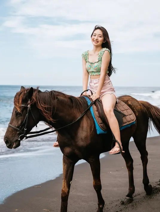 Dalam foto ini, Natasha Wilona terlihat tersenyum bahagia di atas kuda.Penampilannya yang stylish dan kekinian juga mencuri perhatian warganet. (Instagram/natashawilona12)