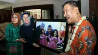 Manajer Persib Bandung, Umuh Muchtar saat menerima kejutan dari Forum Pewarta Persib sebagai kado ulang tahun ke-68. (Bola,com/Erwin Snaz)