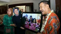 Manajer Persib Bandung, Umuh Muchtar saat menerima kejutan dari Forum Pewarta Persib sebagai kado ulang tahun ke-68. (Bola,com/Erwin Snaz)