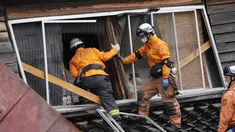 Petugas penyelamat melakukan pencarian ke rumah yang runtuh akibat gempa bumi dahsyat di Suzu, Prefektur Ishikawa, Jepang, Rabu (3/1/2024). (AP Photo/Hiro Komae)