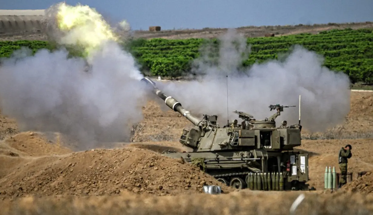 Situs Channel News Asia (CNA) yang dikutip Minggu (15/10/2023) melaporkan Israel bersiap pada Sabtu 14 Oktober waktu setempat untuk melancarkan serangan darat di Jalur Gaza yang dikuasai Hamas, setelah memerintahkan warga Palestina yang tinggal di wilayah padat penduduk untuk melarikan diri ke selatan menuju perbatasan tertutup dengan Mesir. (Aris MESSINIS/AFP)