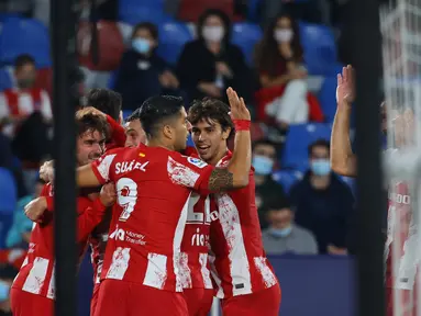 Penyerang Atletico Madrid, Antoine Griezmann (kiri) berselebrasi bersama rekan satu timnya setelah mencetak gol ke gawang Levante pada pertandingan La Liga Spanyol di stadion Ciutat de Valencia di Valencia (29/10/2021). Atletico Madrid bermain imbang atas Levante 2-2. (AFP/Jose Jordan)