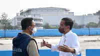 Presiden Joko Widodo berbincang dengan Gubernur DKI Jakarta saat meninjau lokasi sirkuit Formula E di Ancol, Jakarta, Senin (25/4/2022). Jokowi mengatakan pemerintah masih memiliki waktu hingga awal Juni untuk menyelesaikan trek balap mobil Formula E itu. (Foto: Rusman - Biro Pers Sekretariat Presiden)