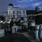 Pengamen memainkan musik di tengah sepinya Kota Tua, Jakarta, Kamis (31/12/2020). Pemprov DKI Jakarta menutup kawasan Kota Tua pada malam Tahun Baru kali ini guna mencegah kerumunan warga sebagai langkah memutus penyebaran COVID-19. (merdeka.com/Iqbal S. Nugroho)