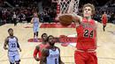 Aksi pemain Chicago Bulls, Lauri Markkanen #24 melakukan dunks saat melawan Memphis Grizzlies pada lanjutan NBA basketball game di United Center, Chicago, (7/3/2018). Chicago Bulls menang 119-110. (AP/Charles Rex Arbogast)