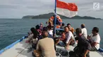 Penumpang menaiki kapal untuk menyeberang dari pelabuhan Pulau Sebesi, Lampung, Senin (31/12). Dari Sebesi ke Dermaga Canti, hanya ada satu kapal yang menyeberang pada pukul 07.00 WIB bertarif Rp 20.000 per orang. (Liputan6.com/Herman Zakharia)