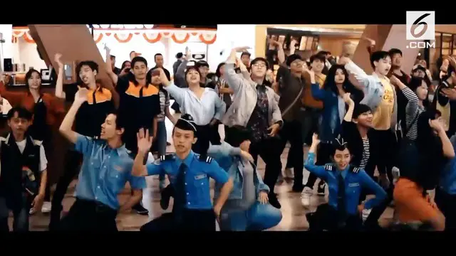 Para petugas bandara ini menampilkan aksi flashmob di bandara untuk meramaikan Asian Games 2018.