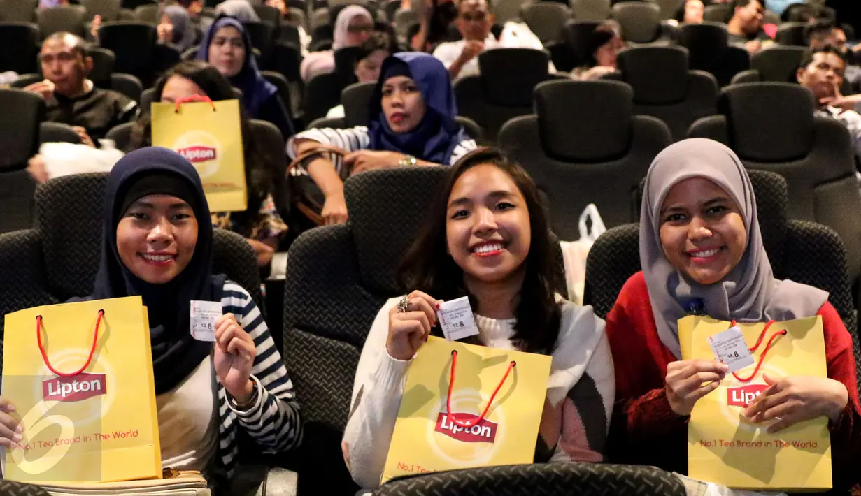 Keceriaan para Cinemaholic saat berada di dalam studio Blitz Megaplex, Jakarta, Sabtu (8/8/2015). Cinemaholic bersama Liputan6.com gelar nonton bareng Mision Impossible Rogue Nation (Liputan6.com/Helmi Afandi)