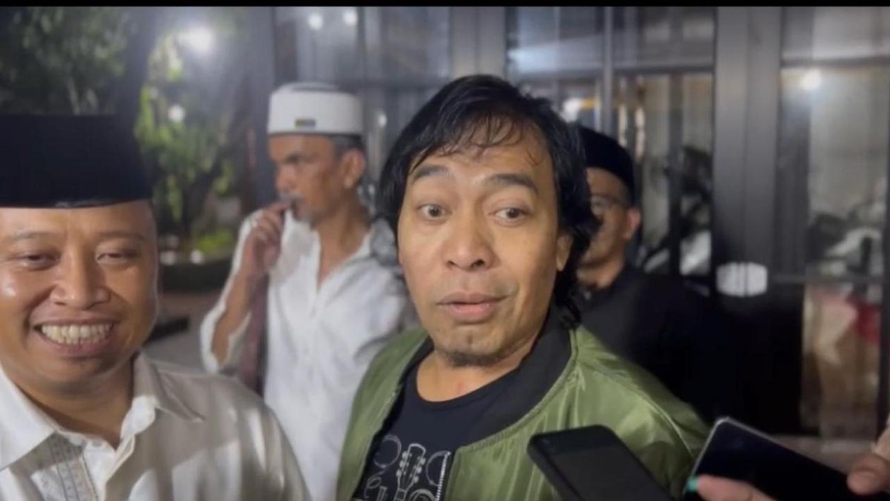 Nama komedian Alfiansyah Bustami alias Komeng 'Uhuy' terus menjadi pembahasan masyarakat.<br>