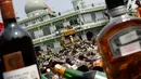 Petugas menggiling ribuan botol minuman keras (miras) menggunakan alat berat saat pemusnahan di halaman Mapolres Jakarta Selatan, Selasa (23/5). Ada 9.279 botol senilai Rp588 juta yang dimusnahkan dalam kegiatan ini. (Liputan6.com/Immanuel Antonius)