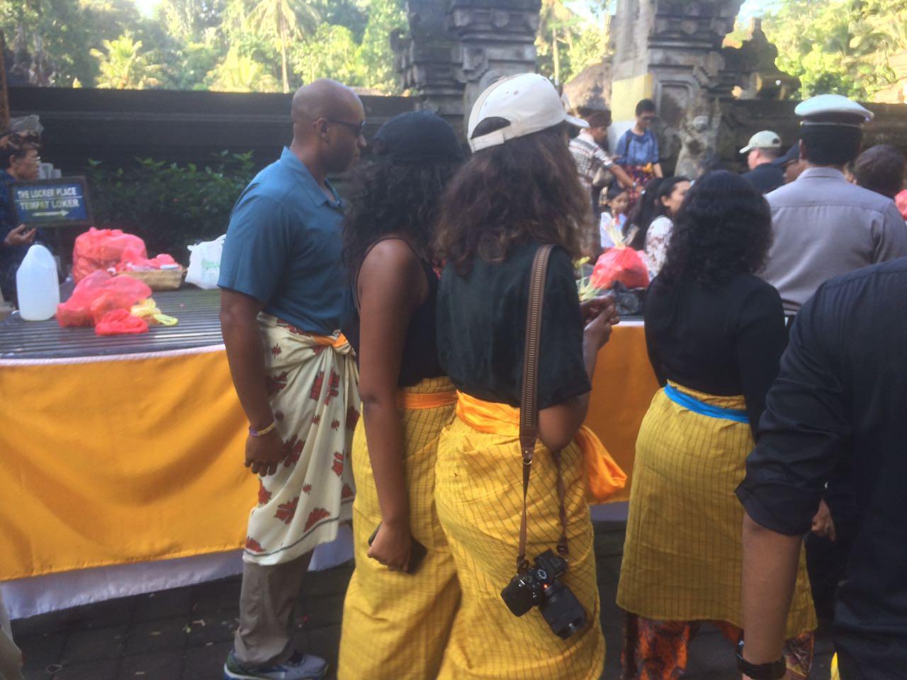 Keluarga Barack Obama sambangi Pura Tirta Empul, Bali (27/6/2017) (Andreas Gerry Tuwo/Liputan6.com)