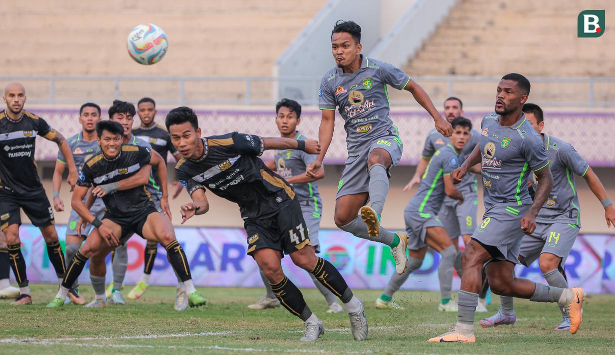 <p>Pemain Persebaya Surabaya, Mohammad Hidayat (tengah kanan) berusaha menghalau bola saat pemain Dewa United, Agung Mannan berusaha mencetak gol pada laga lanjutan BRI Liga 1 2023/2024 antara Dewa United melawan Persebaya Surabaya di Indomilk Arena, Tangerang, Sabtu (30/09/2023). (Bola.com/Bagaskara Lazuardi)</p>