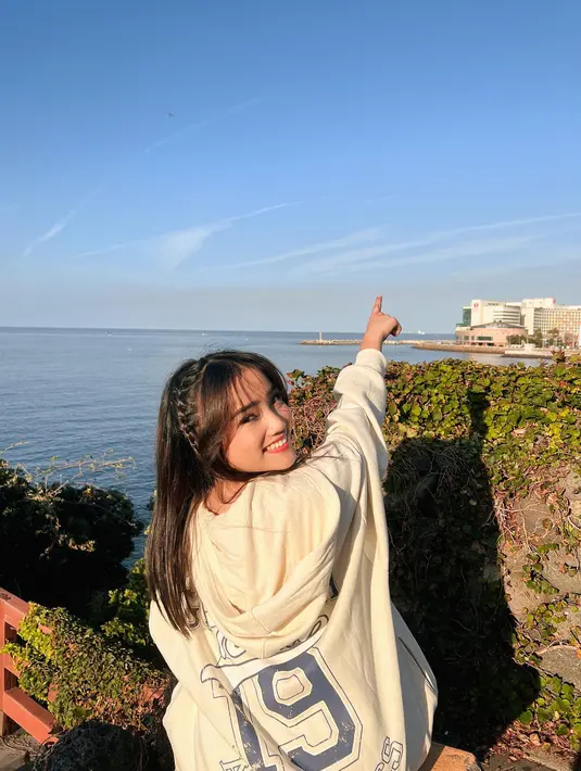 Menikmati liburan di Korea Selatan, Fuji Utami pilih gaya andalannya, yakni casual boyish [@fuji_an]