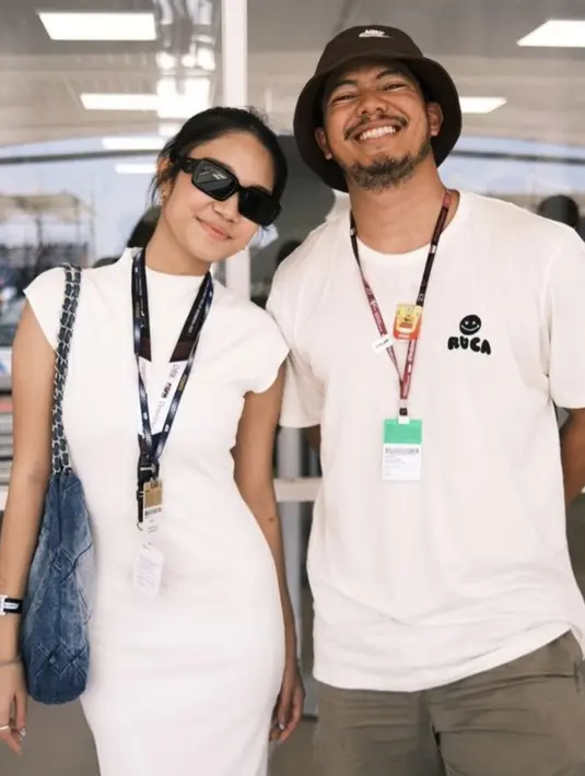 Ia juga melengkapi gayanya dengan kacamata tas denim yang sempurna. [Foto: Instagram/ Azizah Salsha]