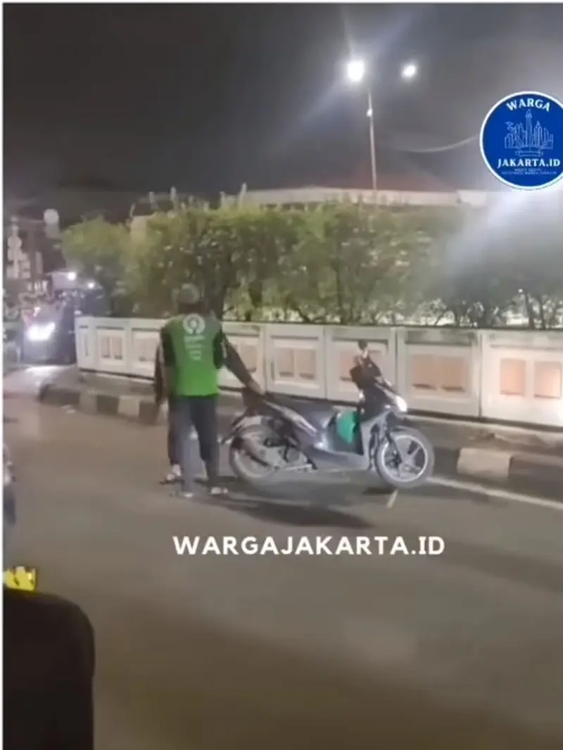 Tangkapan layar video viral ojol adu jotos di pinggir jalan Pasar Minggu, Jakarta Selatan