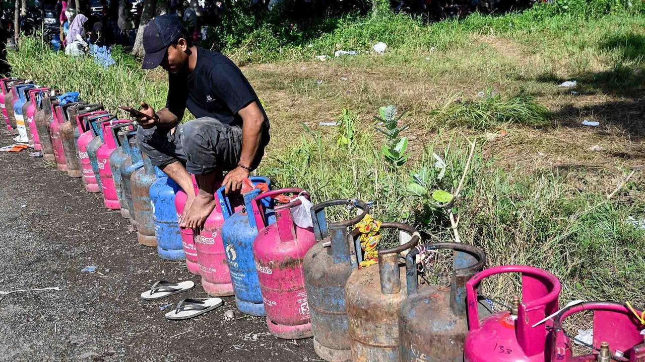 FOTO: Antrean Panjang Warga Banda Aceh Dampak Terbatasnya Pasokan LPG