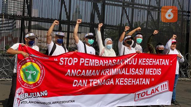 Ikatan Dokter Indonesia dan Organisasi Profesi pada Selasa Pagi 11 Juli 2023 Kembali Menggelar Demo di Depan Gedung DPR RI Jelang Disahkannya RUU Kesehatan Hari Ini (Ade Nasihudin Al Ansori/Liputan6.com)