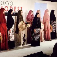 Busana hijab ini dipamerkan dalam fashion show, di Tokyo, Jepang.