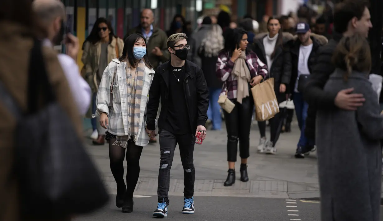 Orang-orang yang memakai masker wajah berjalan di sepanjang area perbelanjaan Oxford Street di pusat kota London, Rabu (20/10/2021). Organisasi Kesehatan Dunia atau WHO mencatat terjadi kenaikan kasus Covid-19 sebesar 7% di seluruh Eropa pada pekan lalu. (AP Photo/Matt Dunham)