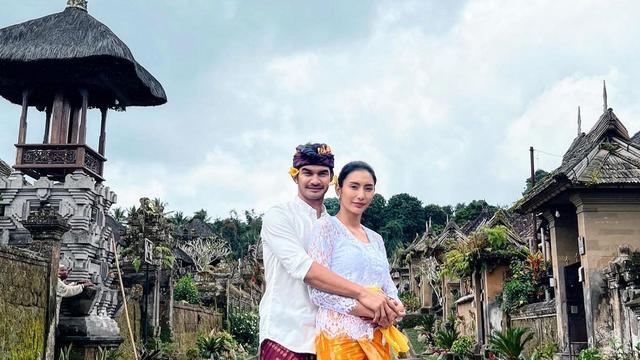 Tyas Mirasih dan Tengku Tezi di Bali