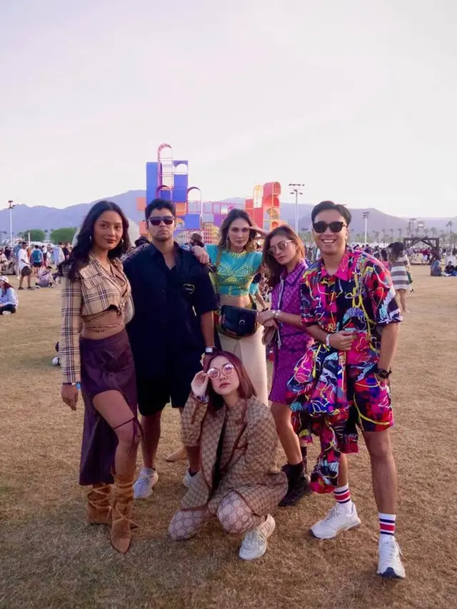 6 Potret BCL saat Nonton Coachella di California, Penampilannya Bak ABG
