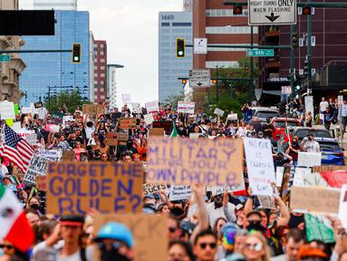 Para pengunjuk rasa berbaris menentang Penegakan Imigrasi dan Bea Cukai (ICE) pada 10 Juni 2025 di Denver, Colorado, Amerika Serikat. (Michael Ciaglo/Getty Images North America/Getty Images via AFP)