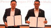 Direktur Utama PLN, Darmawan Prasodjo (kanan) bersama Direktur Utama PT Tujuan Mulia Makmur, Li Bin (kiri), melakukan penandatanganan Perjanjian Jual Beli Tenaga Listrik (PJBL) PLTA Batoq Kelo 300 MW di Kantor Pusat PLN, Jakarta, Senin (26/5/2025).