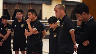 Asisten Pelatih Timnas Indonesia U-20, Nova Arianto bersama staf pelatih lainnya usai mendengar keterangan pembatalan Indonesia menjadi tuan rumah Piala Dunia U-20 di Hotel Sultan, Jakarta, Kamis (29/3/2023). (dok PSSI)