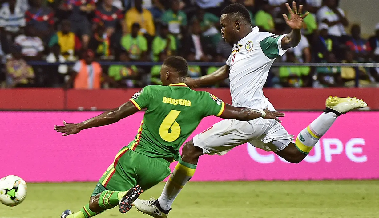 Bek Zimbabwe, Onismor Bhasera (kiri) berebut bola dengan Bek Senegal, Cheikhou kouyaté saat laga Grup B Piala Afrika 2017 di Franceville, Gabon pada 19 Januari 2017. (AFP PHOTO / KHALED DESOUKI)