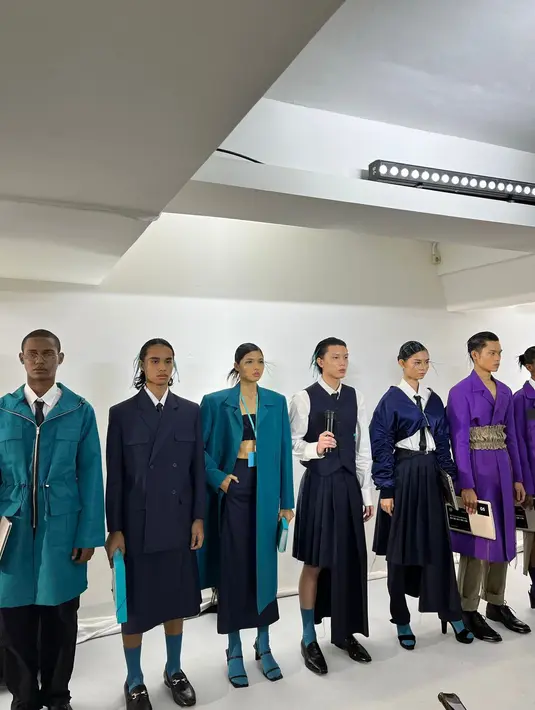<p>Uniknya, lini ini menampilkan 20 looks dengan arahan business casual bagi pria dan perempuan yang ingin tampil stylish saat beraktivitas sehari-hari. Bahkan beberapa produk yang diluncurkan dapat dikenakan secara unisex. / Foto: Adinda Tri Wardhani - Fimela.com.</p>