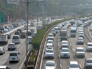 Sejumlah kendaraan melintasi ruas tol dalam kota arah Cawang, Jakarta, Sabtu (9/6). H-6 Hari Raya Idul Fitri 1439 H, ruas tol dalam kota Jakarta masih terlihat padat. (Liputan6.com/Helmi Fithriansyah)