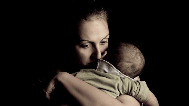 Ibu sedih tinggalkan bayi saat harus kembali bekerja (iStockphoto)