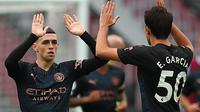 Pemain muda Manchester City, Phil Foden, berhasil membantu timnya membawa pulang poin dari markas West Ham United, Sabtu (24/10/2020). Manchester City bermain imbang 1-1 dengan The Hammers. (AFP/CATHERINE IVILL)