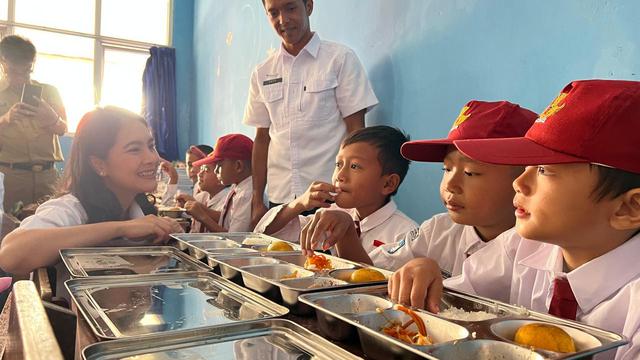 Wakil Menteri Kependudukan dan Pembangunan Keluarga Berencana Nasional/BKKBN (Wamendukbangga), Isyana Bagoes Oka, meninjau kesiapan Satuan Pelayanan Pemenuhan Gizi (SPPG) / dapur makan bergizi gratis dan memantau pembagian makanan di SDN Bojong Koneng 03,