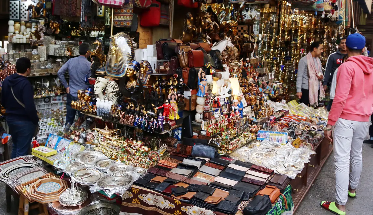 Sejumlah wisatawan terlihat di pasar Khan el-Khalili di Kairo, Mesir (16/2/2020). Tak lagi dipadati wisatawan asing, pasar Khan el-Khalili yang telah ada berabad-abad di Kairo Tua ikut terpukul sejak penerbangan dari dan menuju China ditangguhkan awal Februari akibat COVID-19. (Xinhua/Ahmed Gomaa)