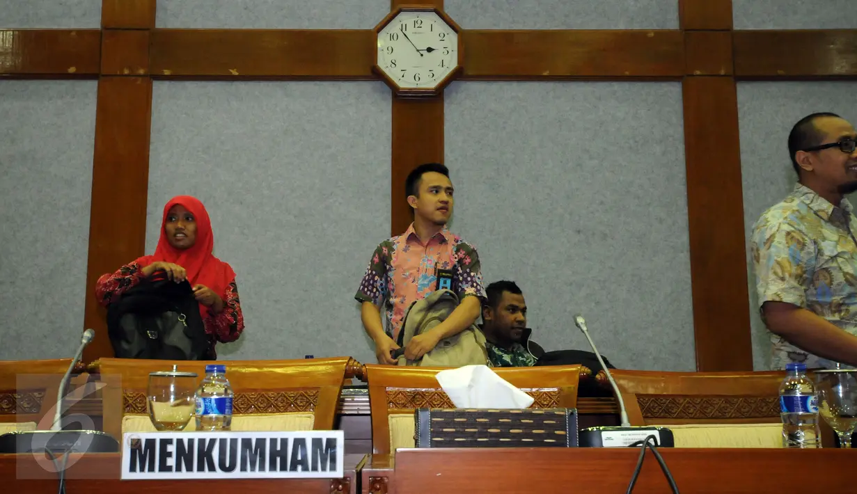 Sejumlah peserta raker bersiap meninggalkan ruang rapat Badan Legislasi DPR RI di Kompleks Parlemen RI, Jakarta, Kamis (26/11/2015). Rencananya, Yasonna Laoly akan melakukan raker dengan Badan Legislasi DPR RI. (Liputan6.com/Helmi Fithriansyah)