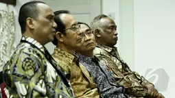 Plt Pimpinan Komisi Pemberantasan Korupsi (KPK) duduk menunggu di Istana Negara, Jakarta, Senin (16/3/2015). Presiden  Joko Widodo meminta pimpinan KPK untuk datang membicarakan perkembangan pencegahan korupsi. (Liputan6.com/Faizal Fanani)